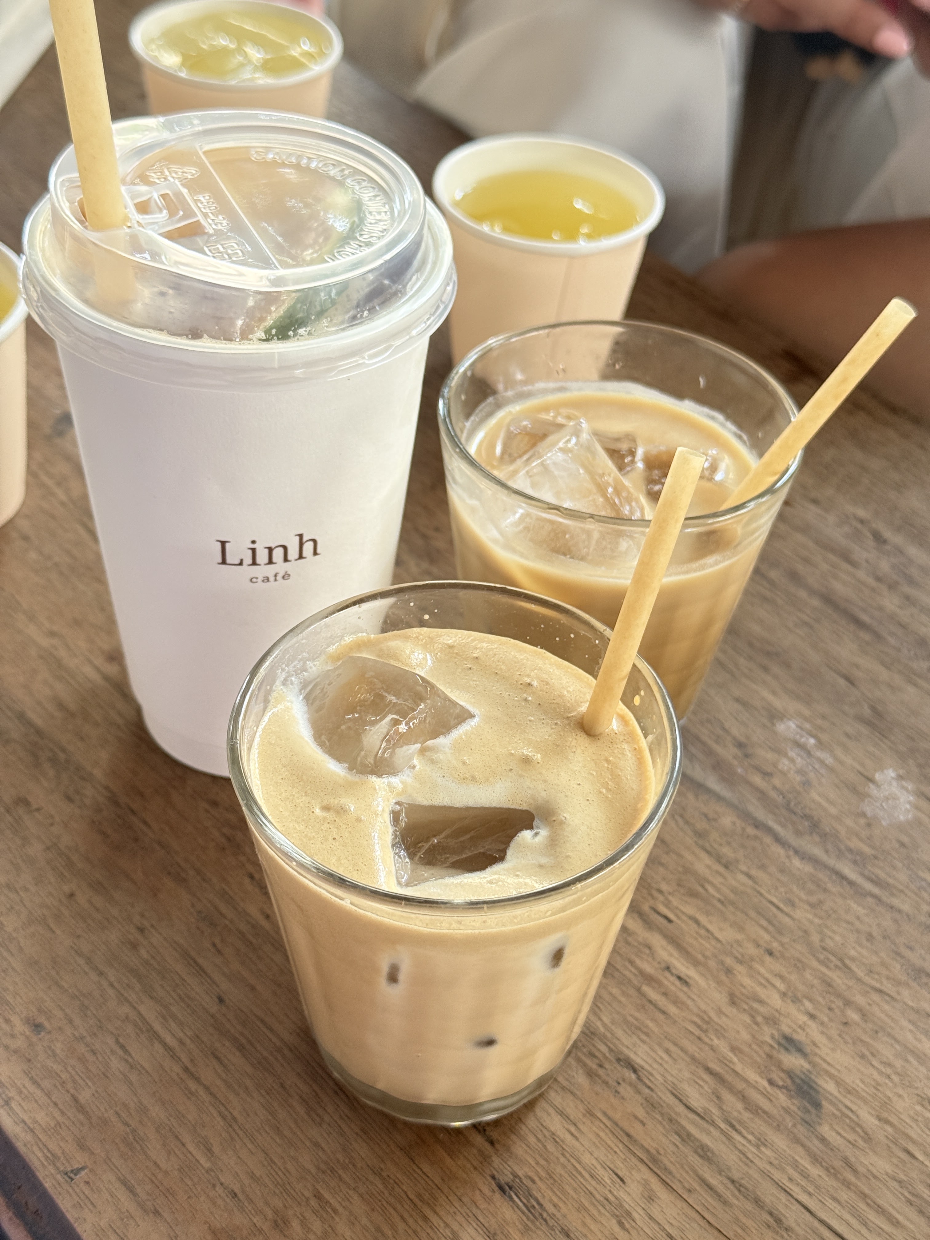 Cà phê muối đá và ly giấy Linh café