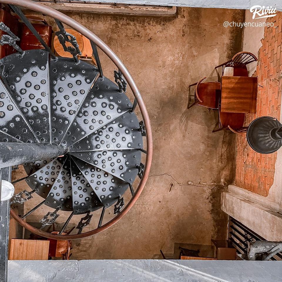매장 안 나선형 계단
