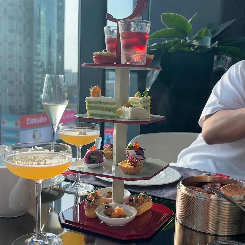 Tháp trà chiều với cocktail