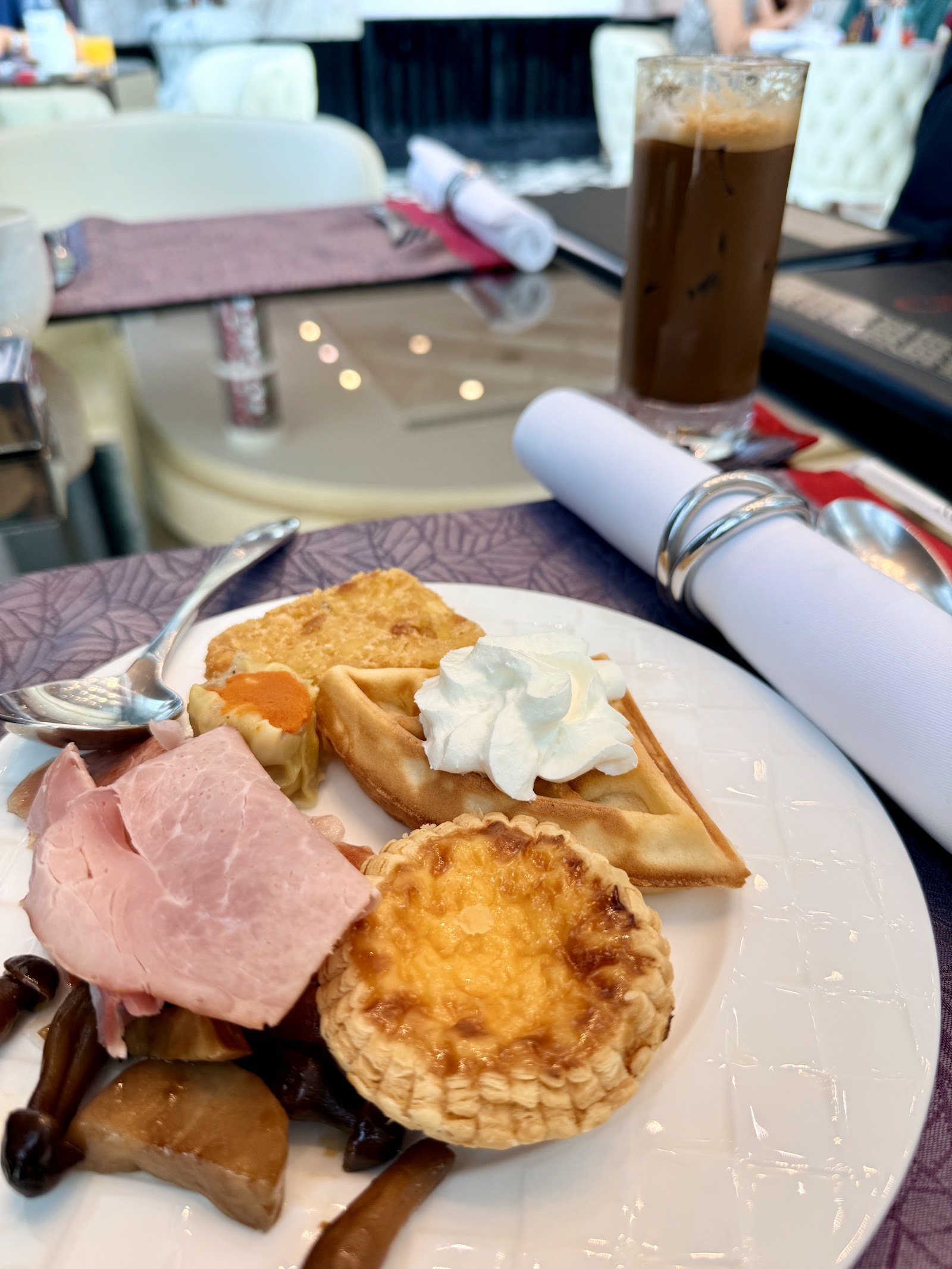 Đĩa ăn sáng — bánh waffle, thịt nguội, bánh tart trứng