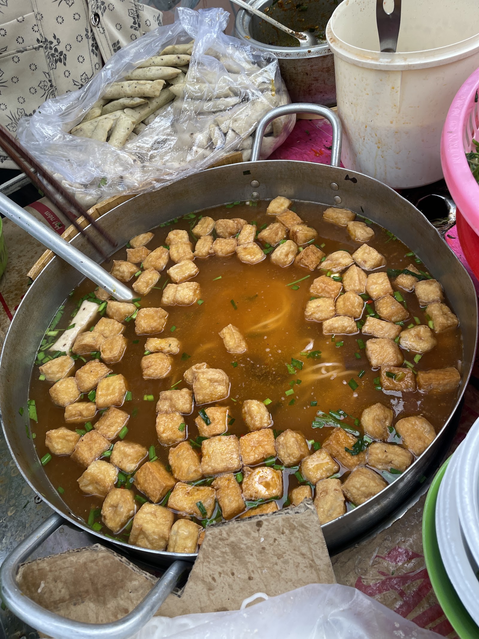 Ghế nhựa quanh gánh Canh Bún Cô Lê (đang chờ đợt chụp ảnh)