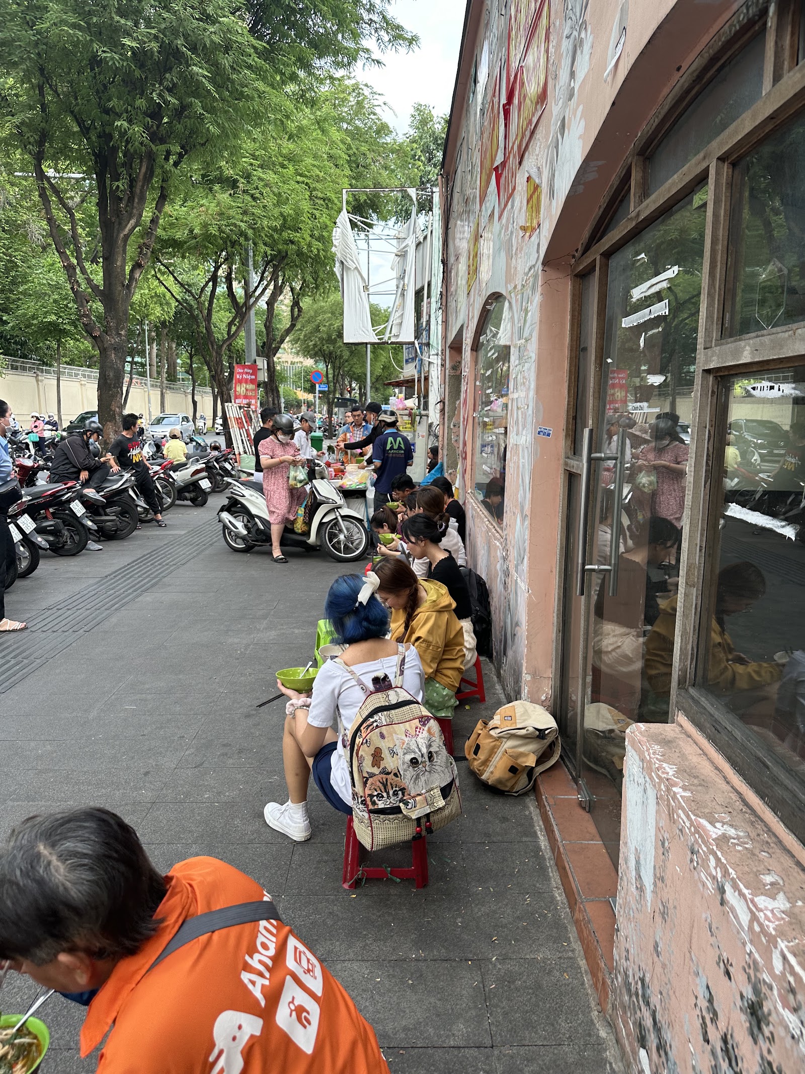 Gánh hàng dưới nắng chiều tại 133 Hai Bà Trưng (đang chờ đợt chụp ảnh)