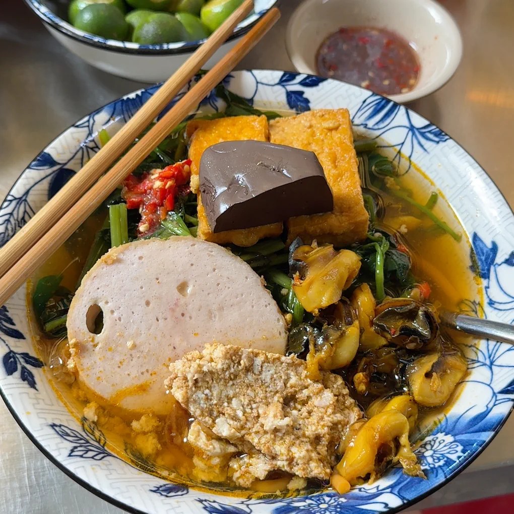 Tô canh bún riêu cua Ngọc Hương (đang chờ đợt chụp ảnh)