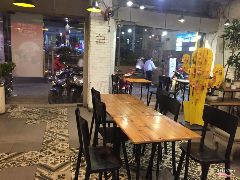 거리에서 본 매장 내부, 안쪽의 노란 선인장
