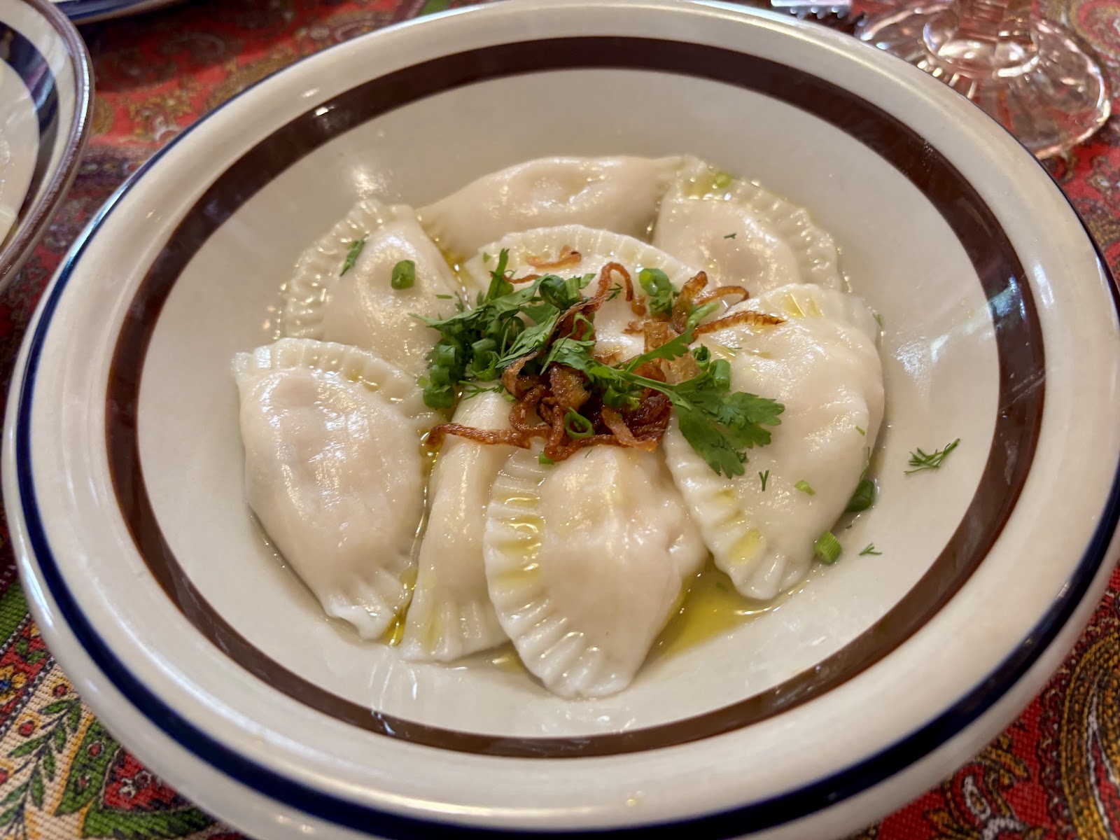 Pelmeni: bánh cảo với hành phi và rau thơm