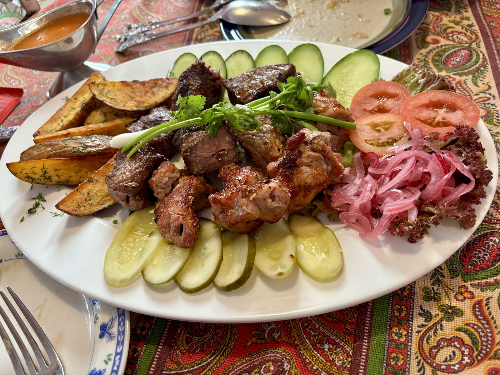 Shashlik: thịt nướng với khoai tây, dưa muối và hành muối