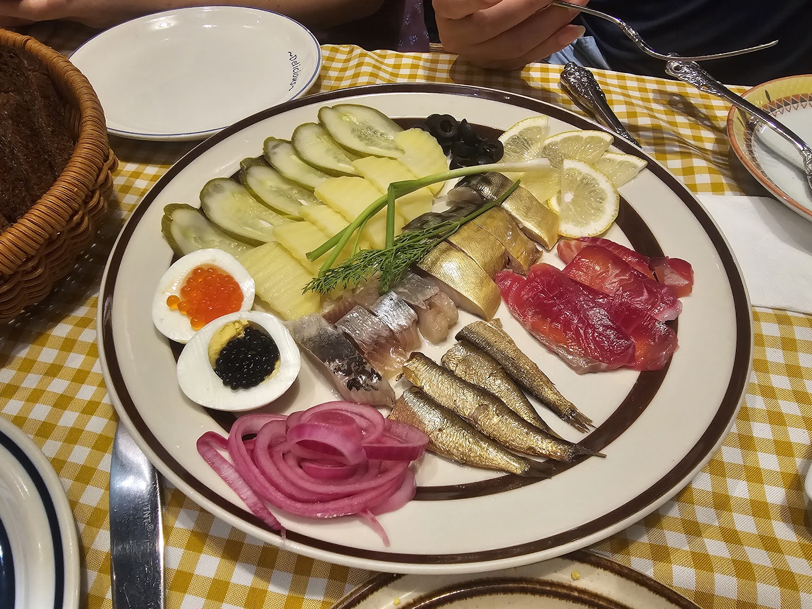 Khay zakuski: cá trích, cá sprats, cá hồi, trứng cá muối và dưa muối