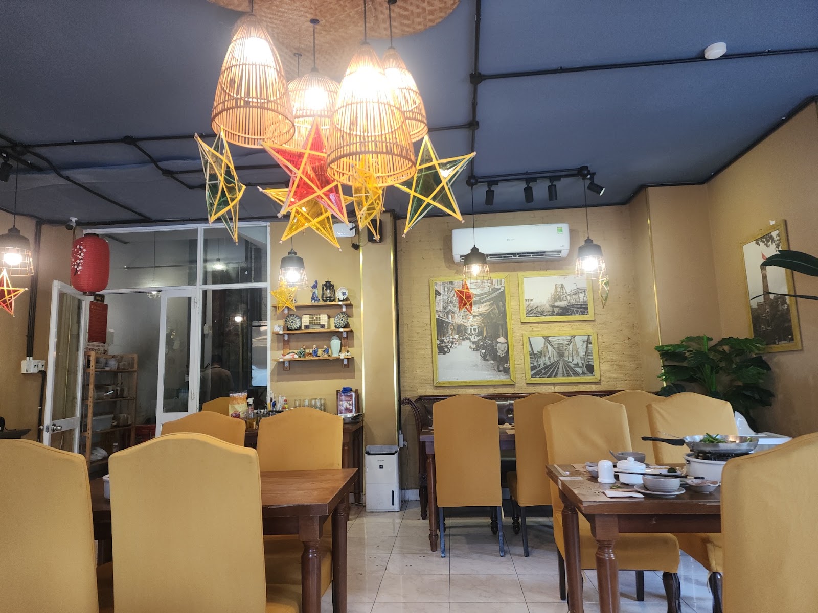 Sảnh ăn Chả Cá Đế Vương