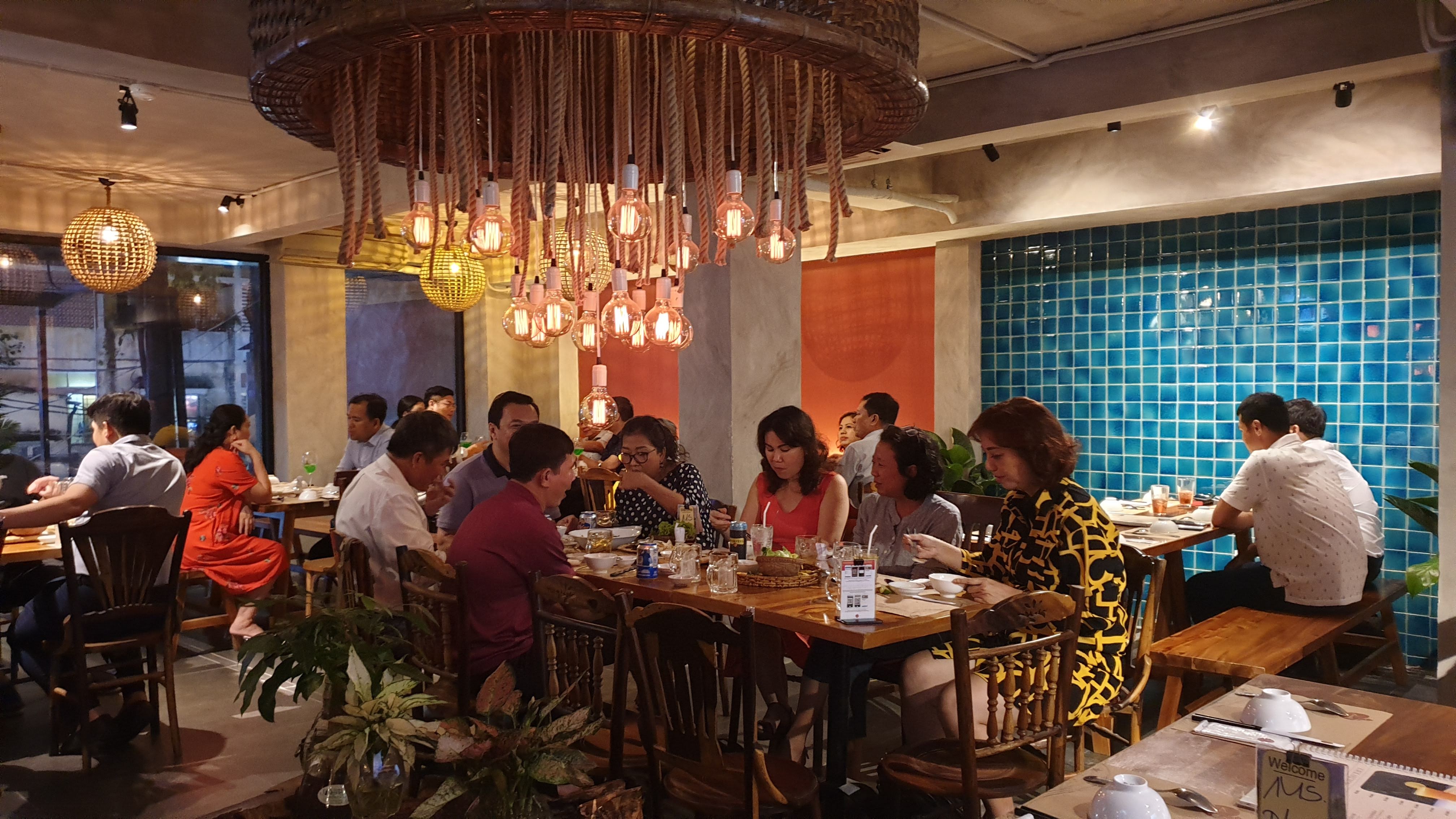 Khách dùng bữa tại quán