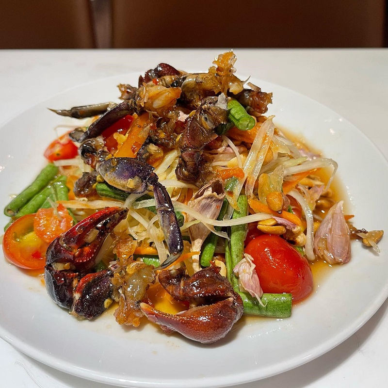 Papaya salad with crab, tomatoes and long beans