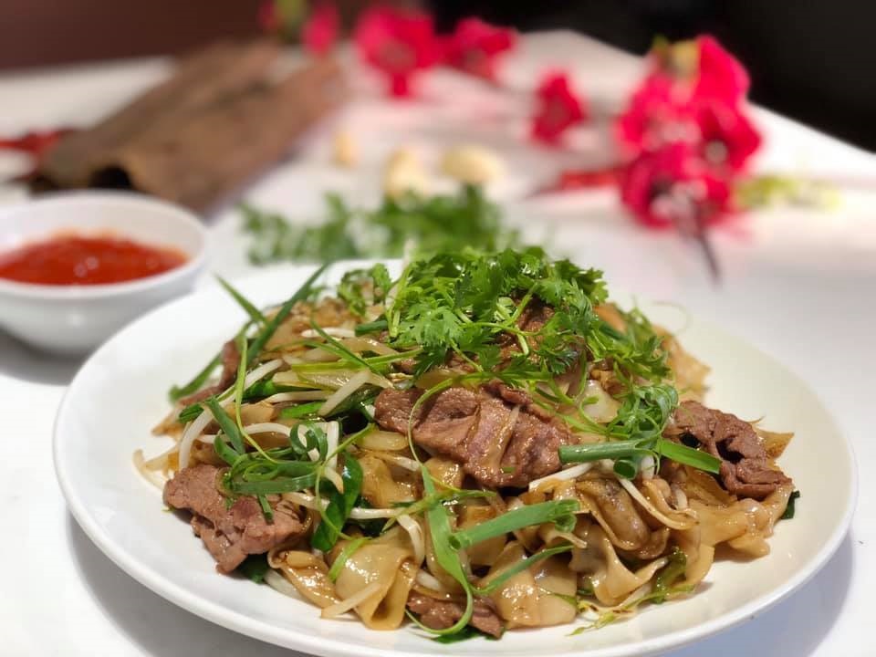 Flat rice noodles with beef, greens and coriander