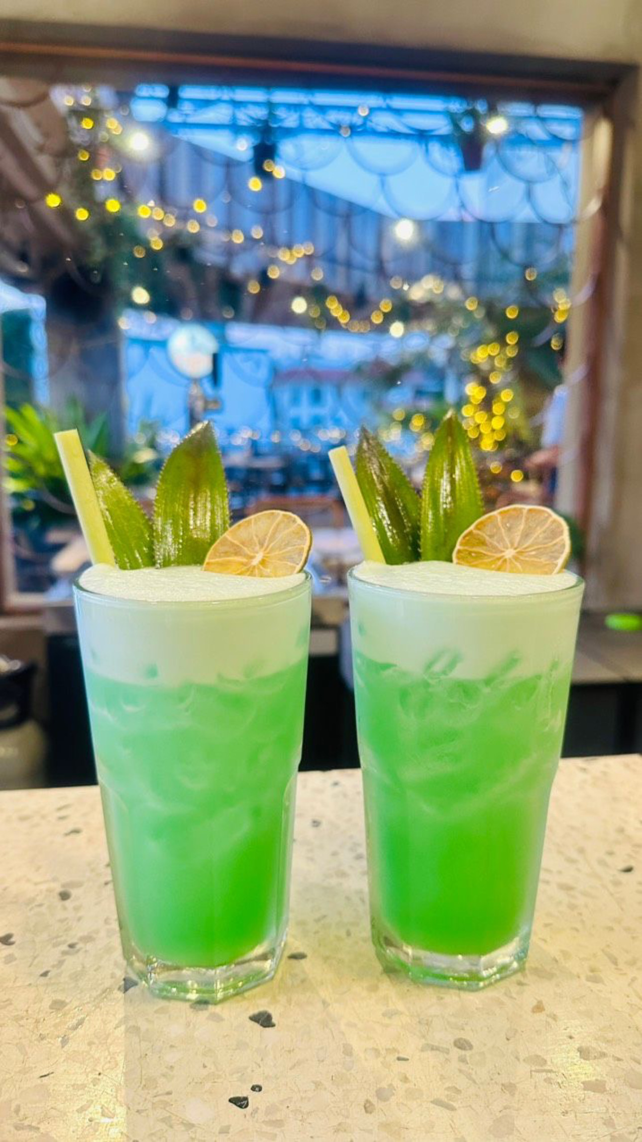 Hai ly cocktail xanh với chanh và ống hút (ảnh quán, 7/2026)