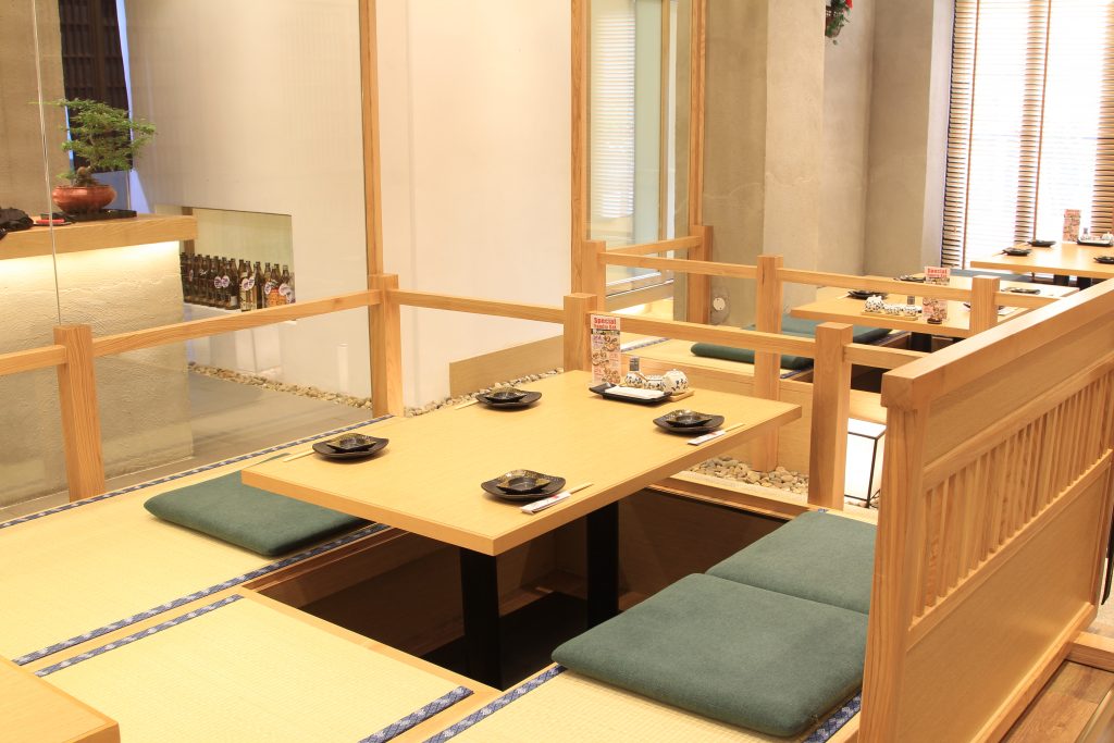 Không gian quầy sushi gỗ hinoki tại Chiyoda Sushi Bến Thành
