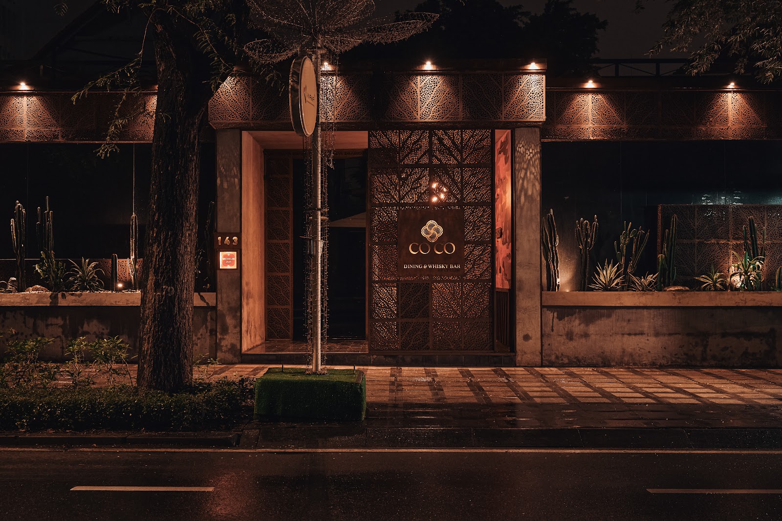 Mặt tiền biệt thự CoCo Dining về đêm — số 143 và bảng hiệu COCO Dining & Whisky Bar