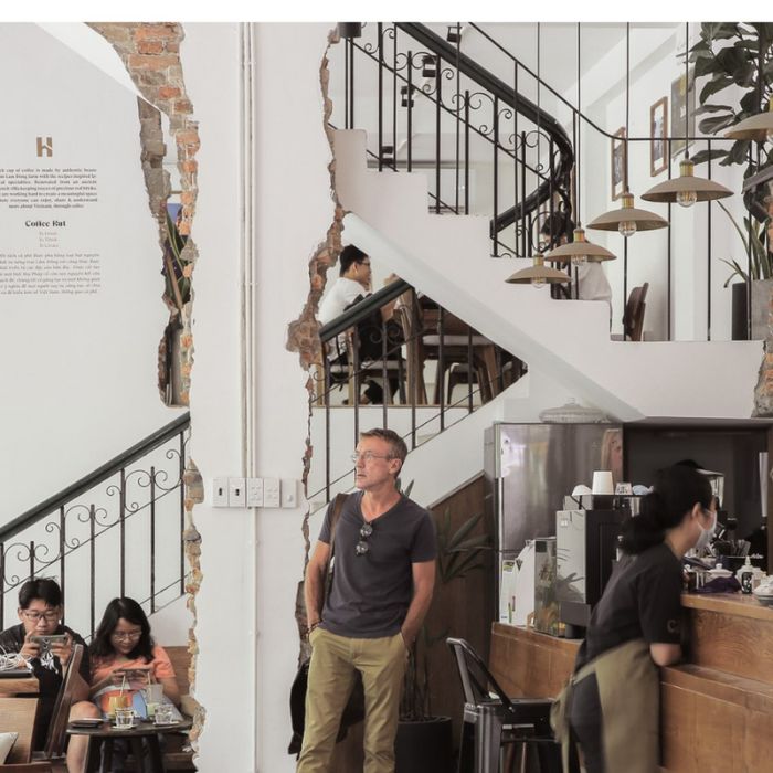 Bức tường thương hiệu Coffee Hut ở lối cầu thang