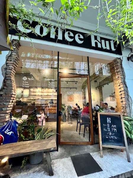 Mặt tiền Coffee Hut với bảng hiệu chữ trắng trên nền đen