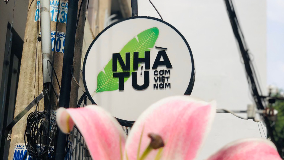 Round NHÀ TÚ cơm Việt Nam hanging sign