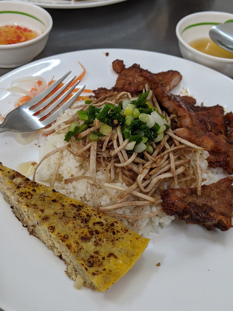 A broken-rice plate at the shop