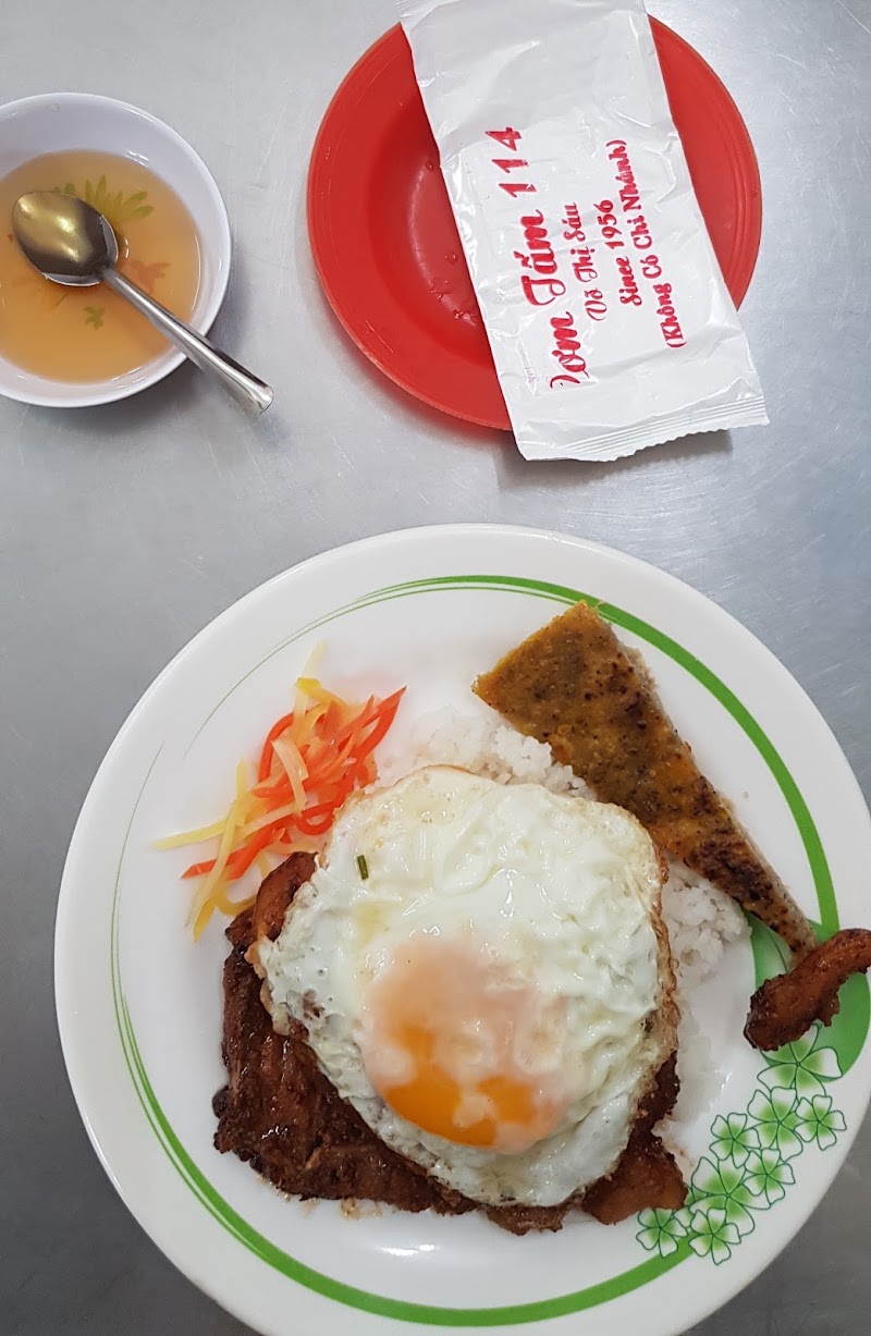 A broken-rice plate at the shop