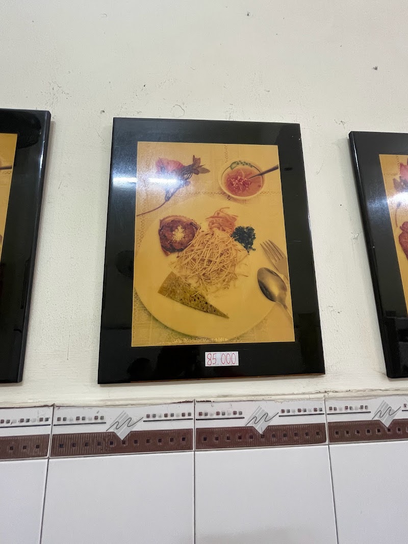 A broken-rice plate at the shop