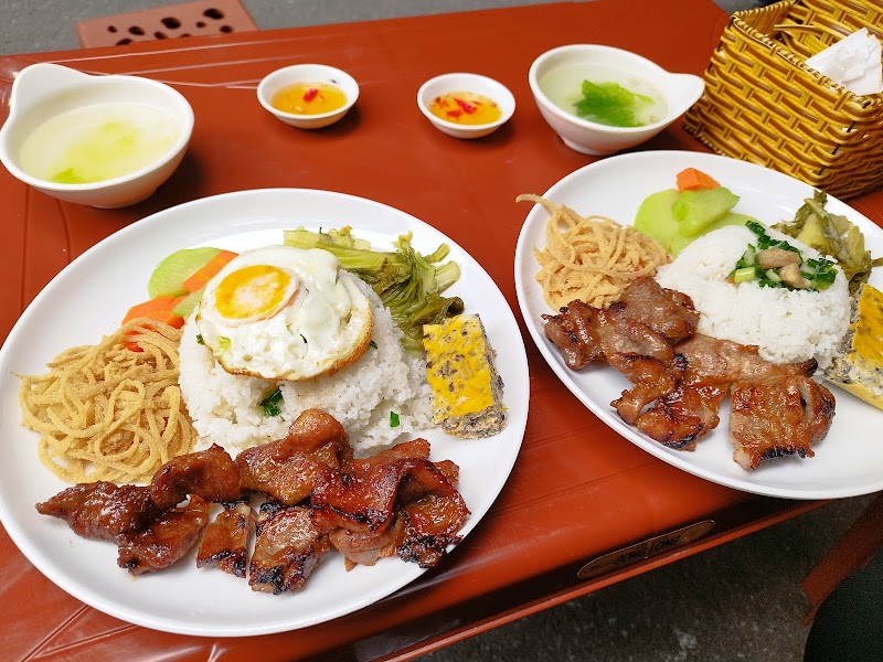 꺼이띠엡의 롱쑤옌식 갈비·계란찜 껌땀 두 그릇