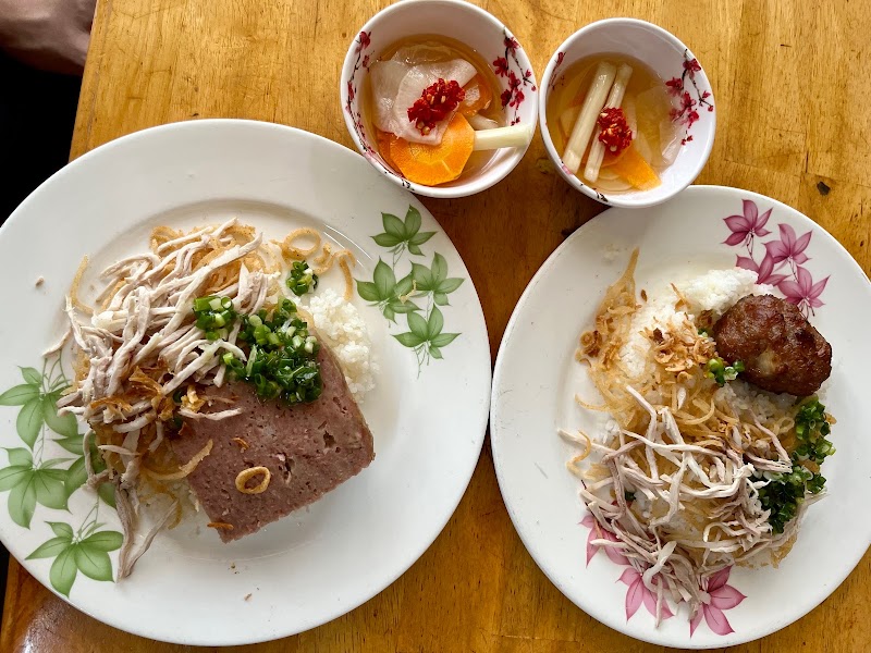 Dĩa cơm bì chả chả cua với đồ chua ngó sen