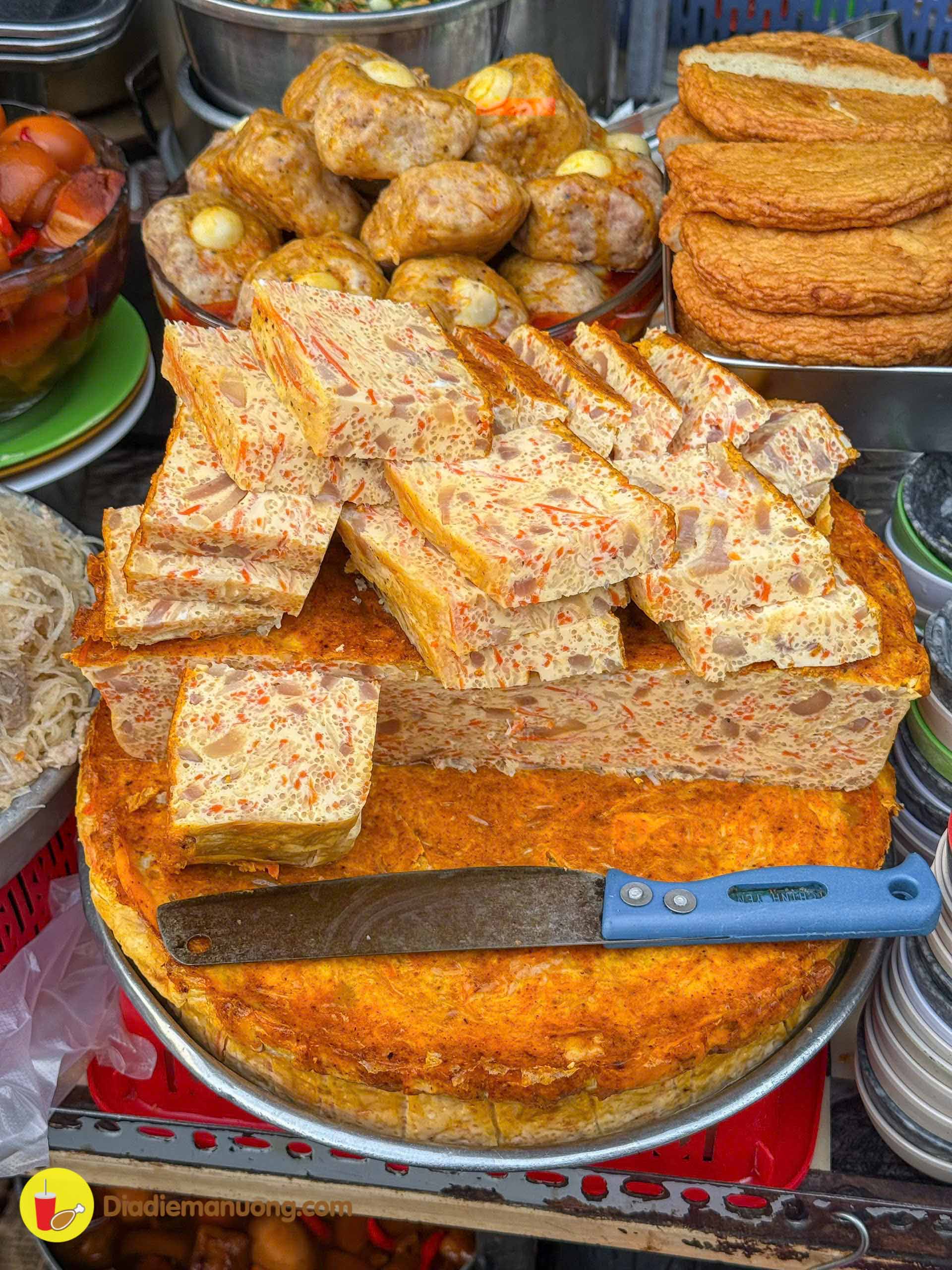 Food trays <hl>piled like mountains</hl>