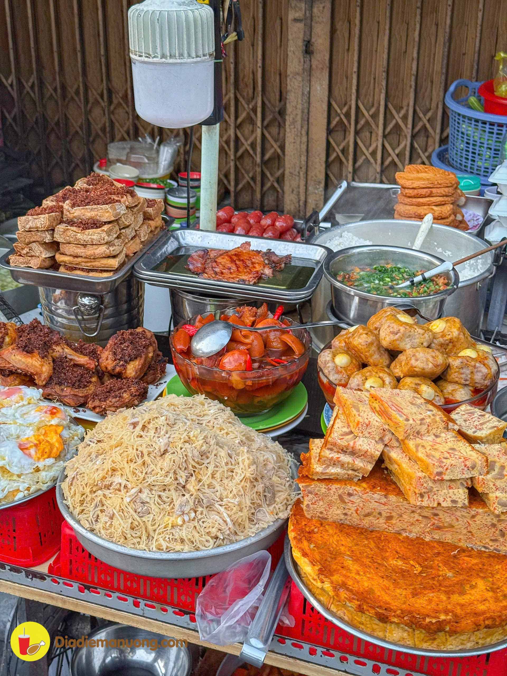 Food trays <hl>piled like mountains</hl>