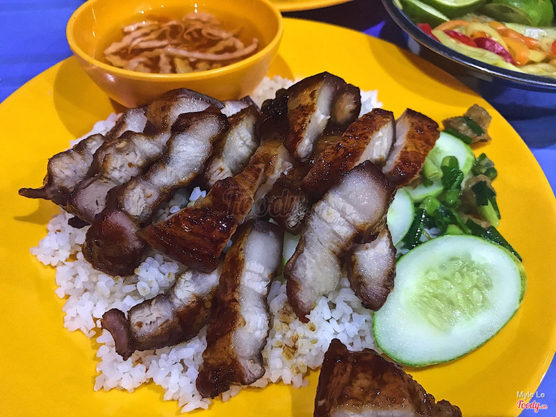 Cơm ba rọi chiên trên đĩa nhựa vàng