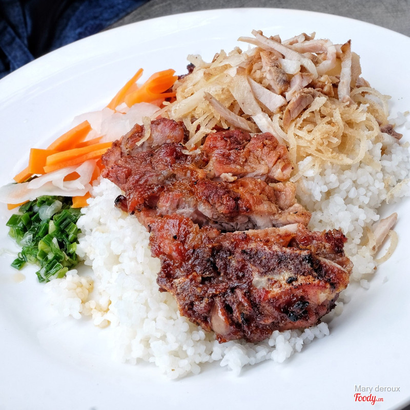 Dĩa cơm sườn bì trứng của quán Cơm Tấm Hùng
