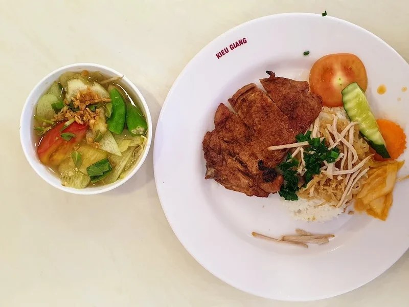 Cơm tấm sườn bì kèm canh khổ qua cá thác lác