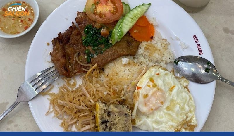 Dĩa cơm tấm trên dĩa in thương hiệu Kiều Giang