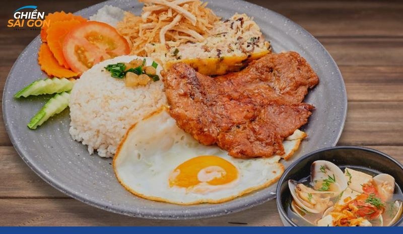 Dĩa cơm tấm sườn bì chả trứng ốp la tại Kiều Giang