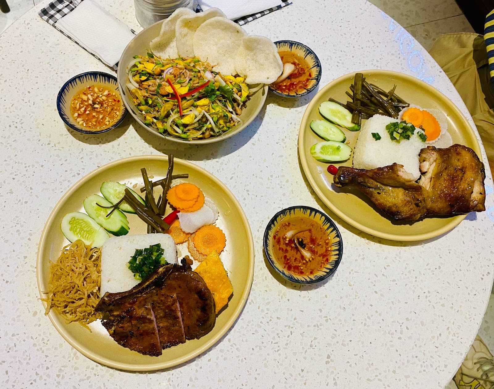 점심 한상: 갈비, 치킨, 샐러드
