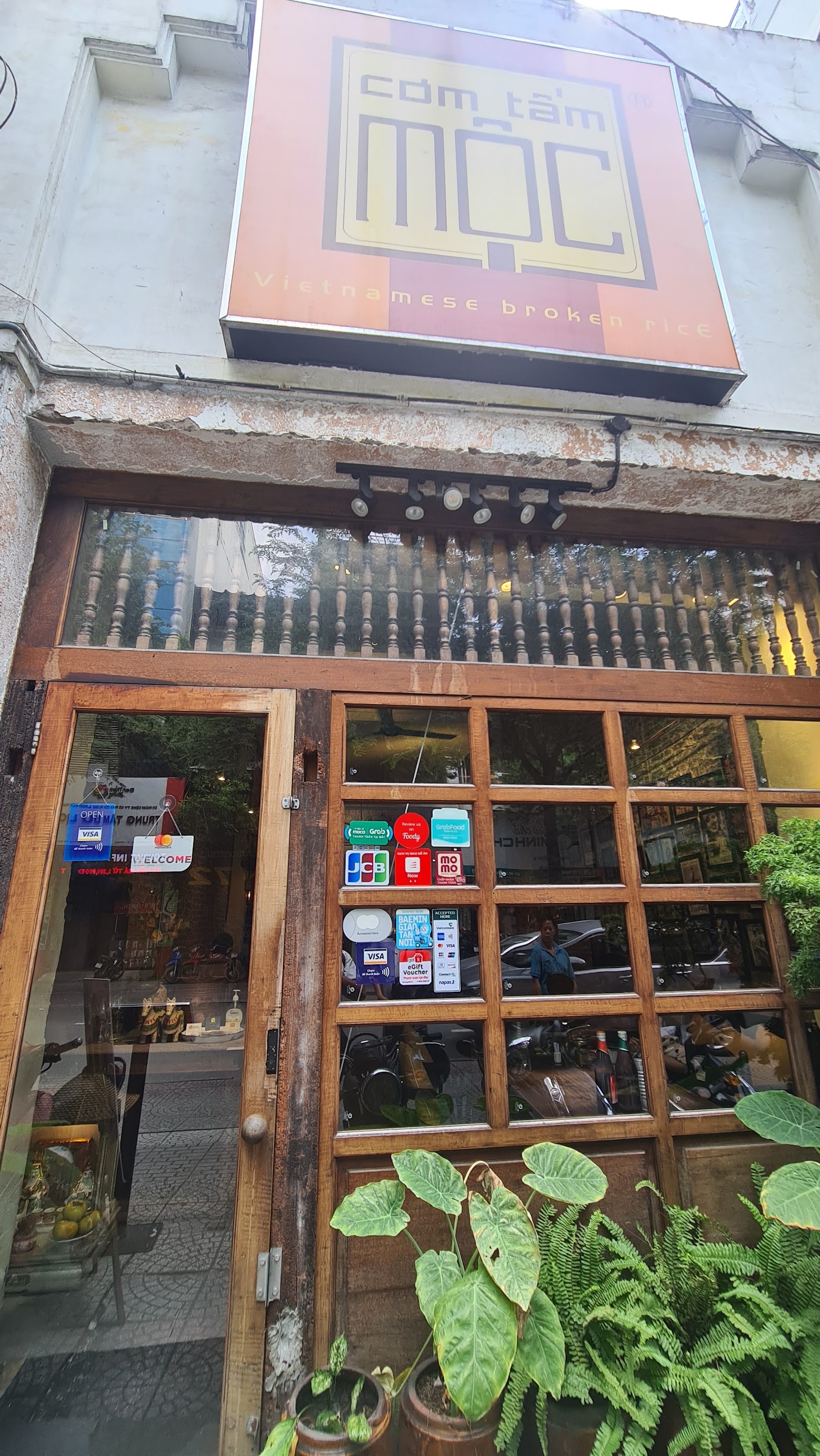 껌땀 목 간판이 걸린 리뜨쫑 85 앞모습