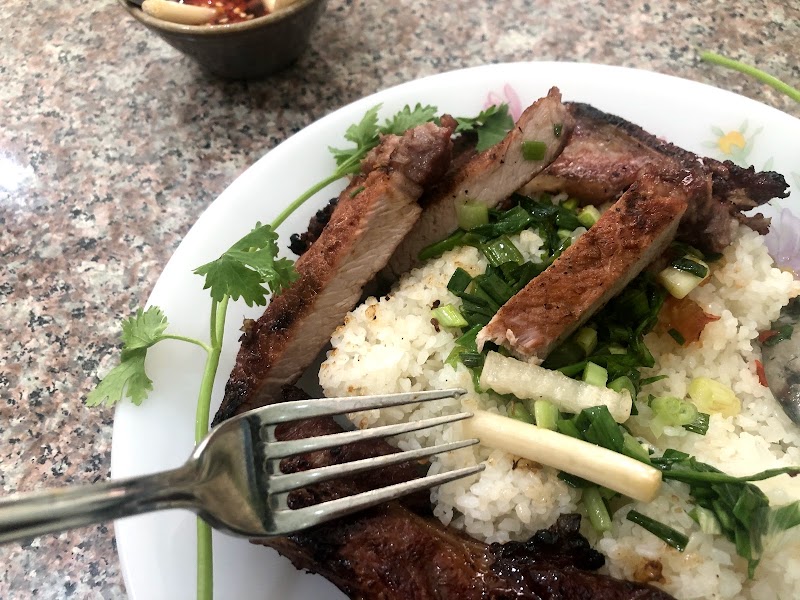Sliced chop over hot broken rice