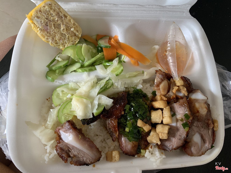 Hộp cơm nhìn từ trên: sườn, chả, tóp mỡ