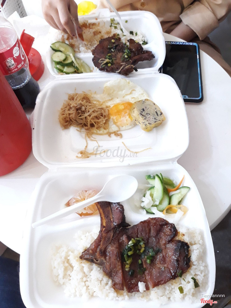 Ba hộp cơm sườn trên bàn