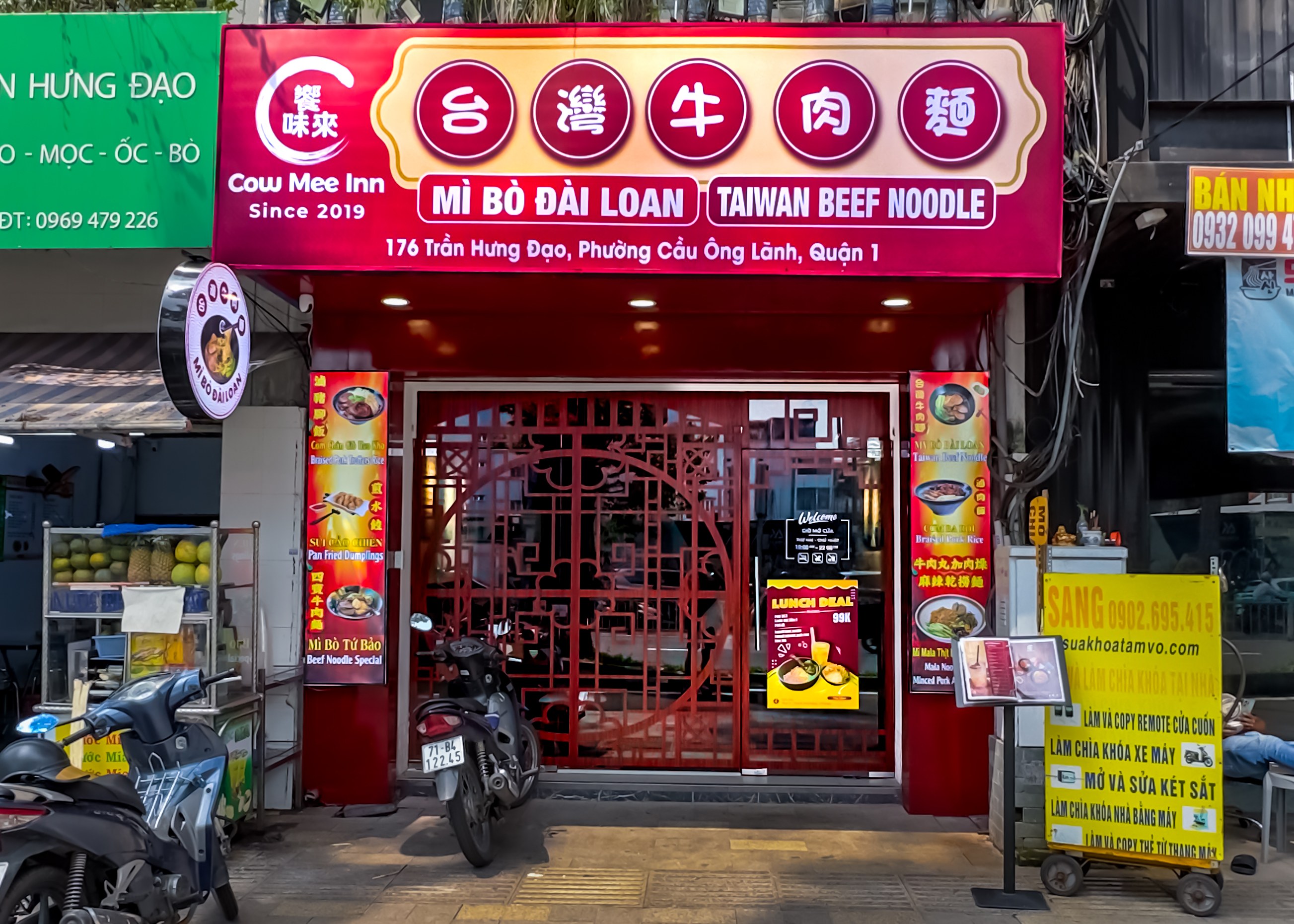 Mặt tiền Cow Mee Inn — biển hiệu đỏ