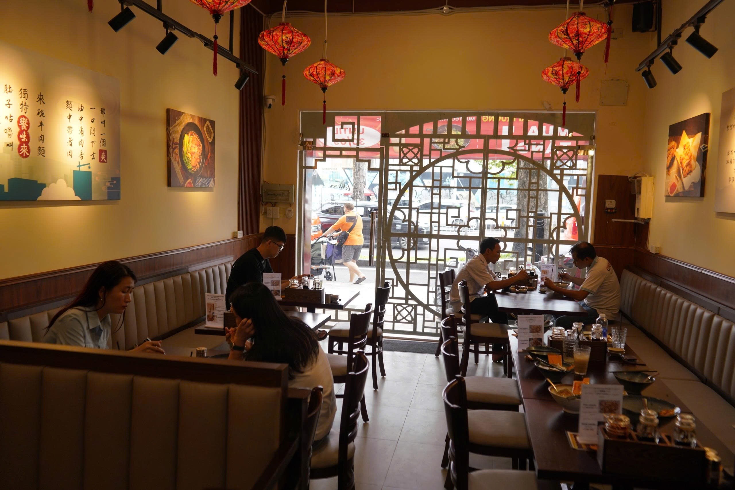 Không khí quán giờ trưa