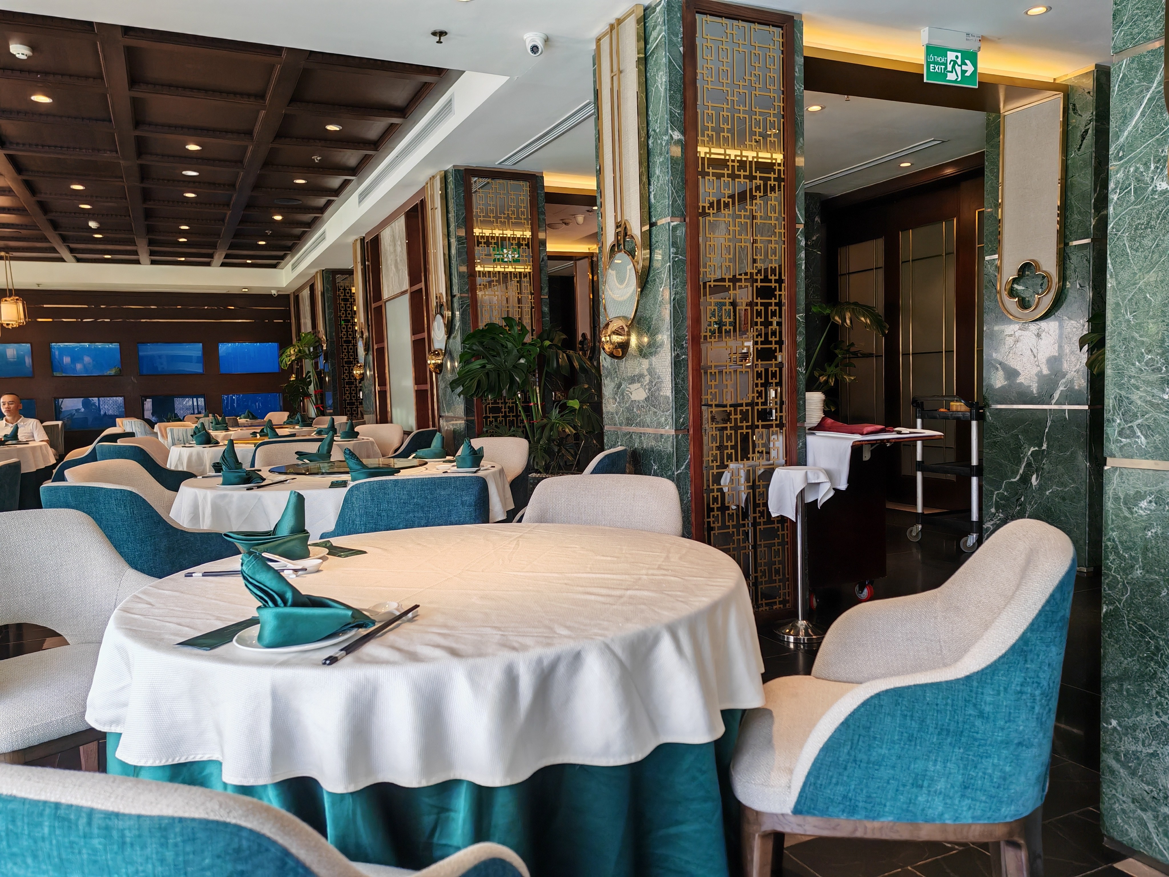 The jade-and-gold room: teal napkins, green marble pillars, gold lattice screens