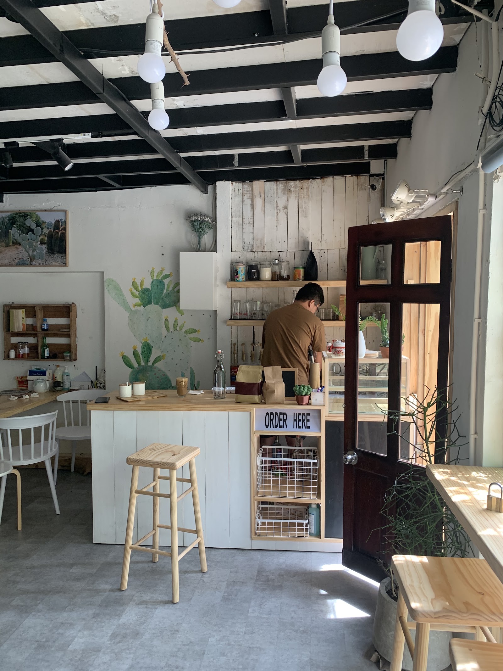 Không gian quầy bar gỗ bên trong CƯ XÁ