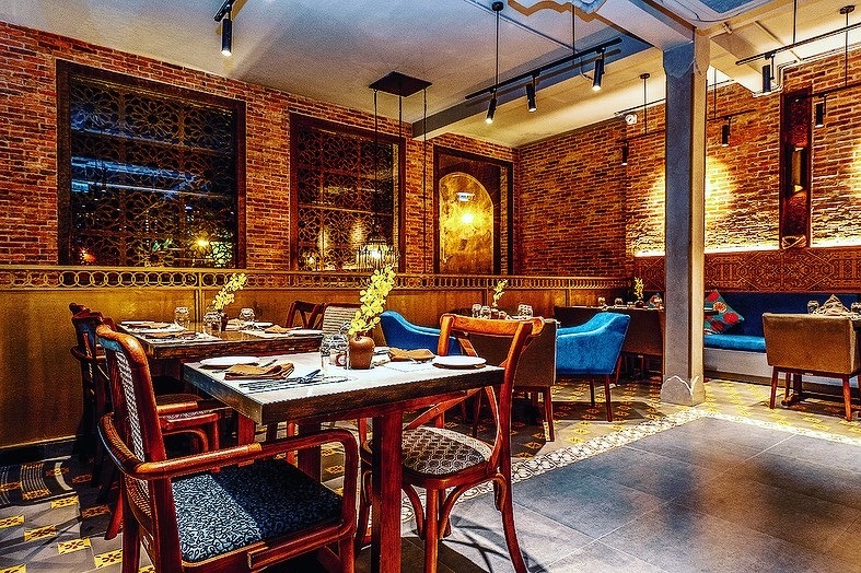 Không gian Dalcheeni — tông ngọc lục bảo và vàng đồng