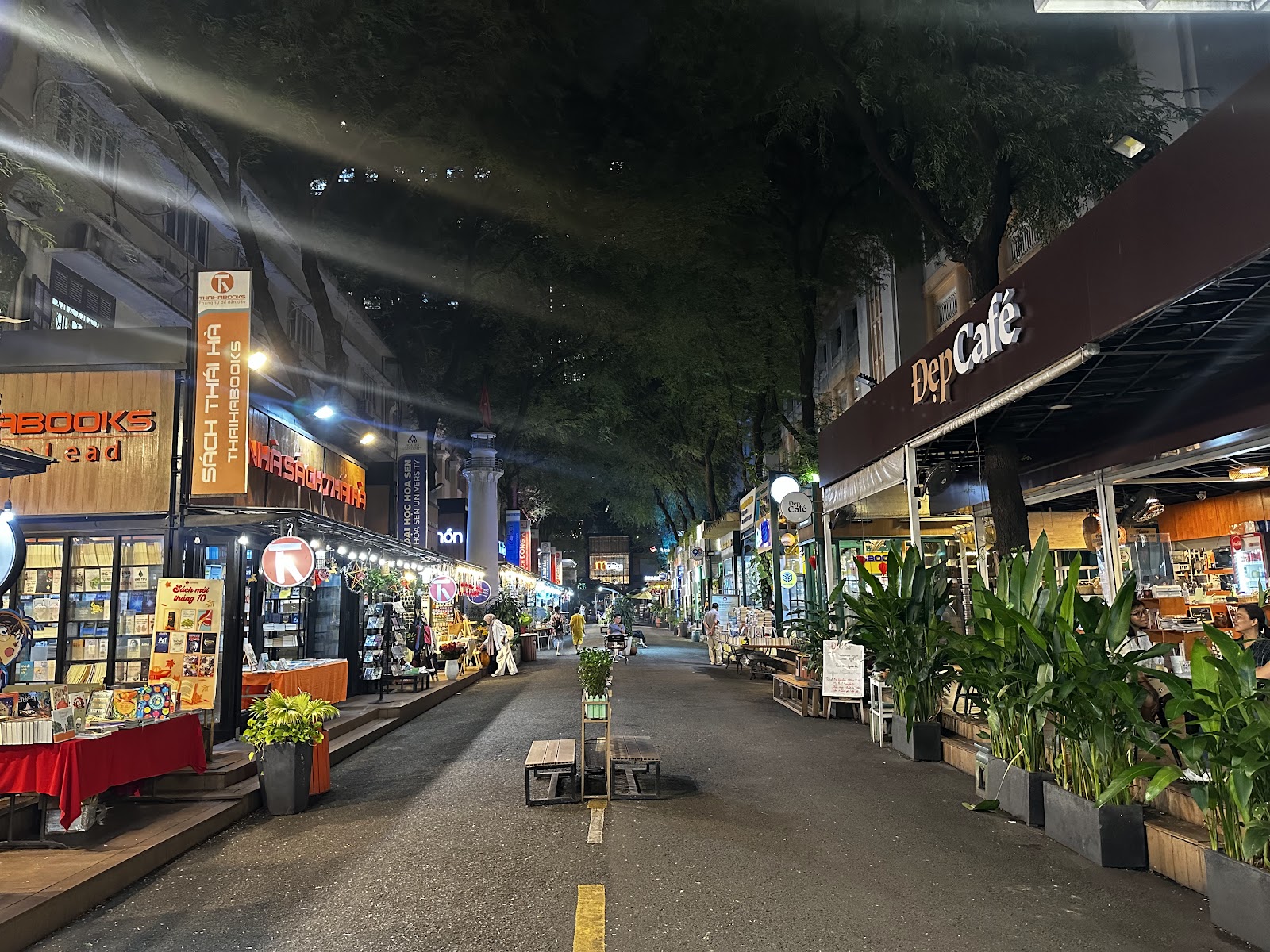 Không gian Đẹp Café giữa Đường Sách