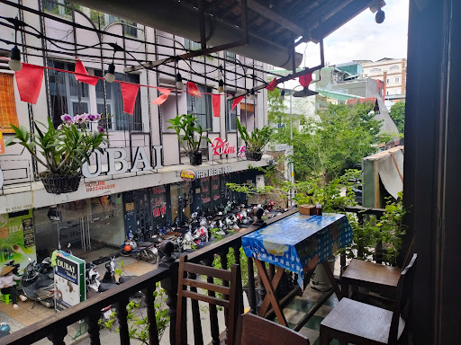 Ban công với giỏ lan treo