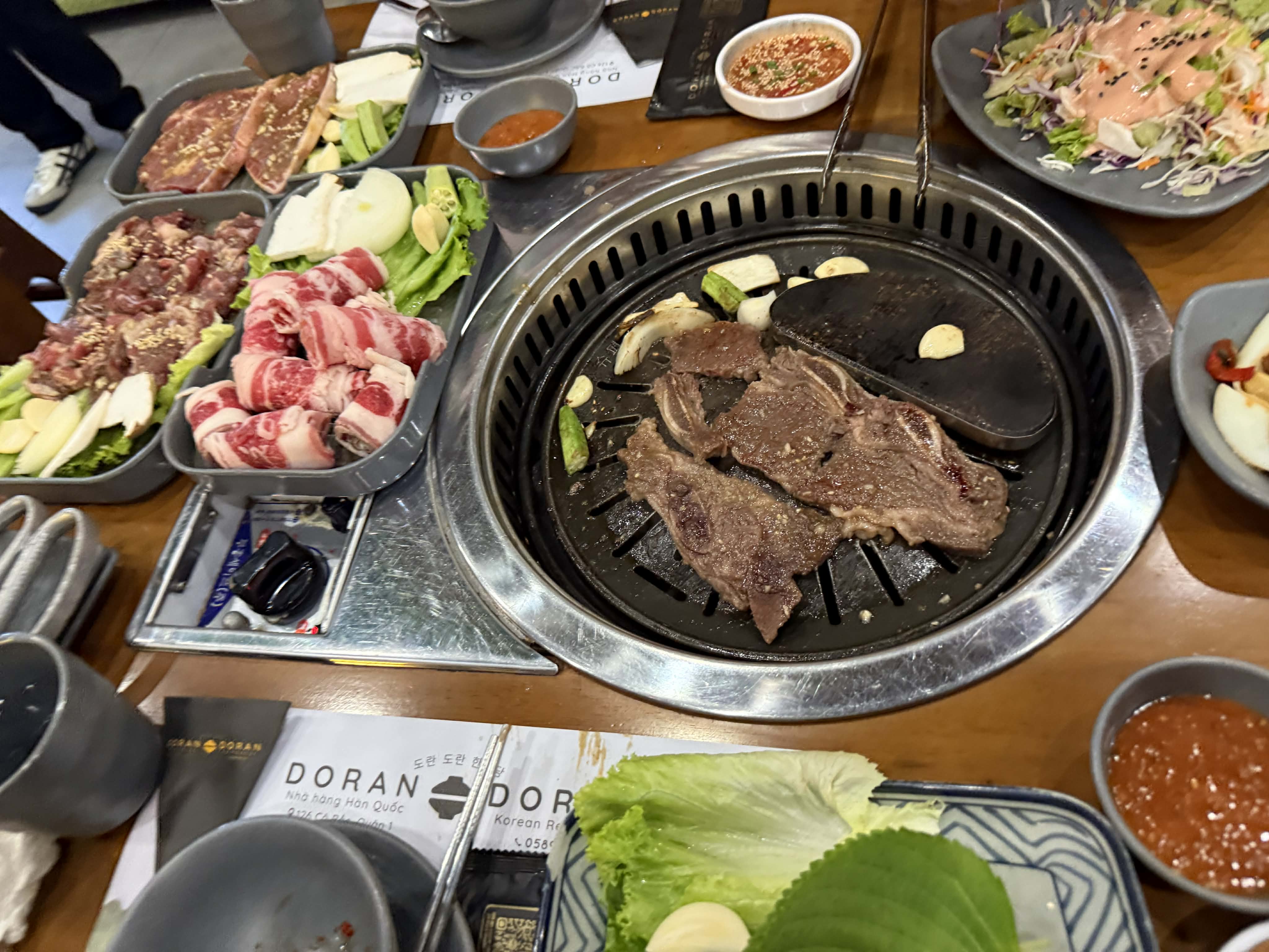 도란도란 테이블 내장 둥근 그릴 위의 갈비
