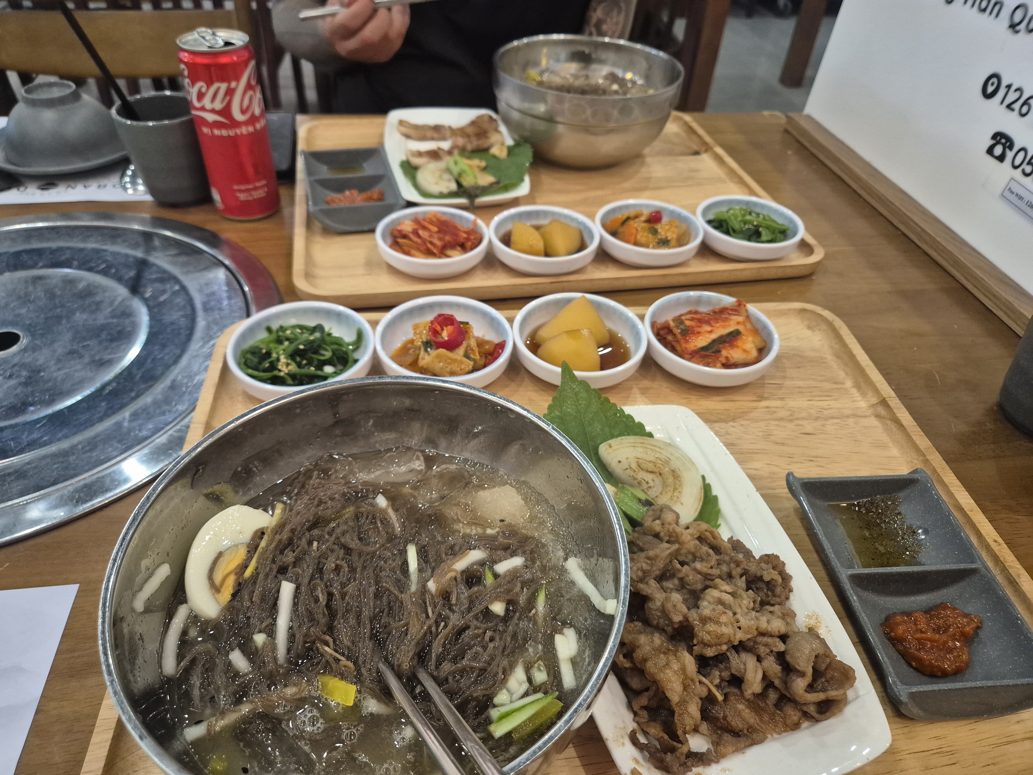 도란도란 나무 쟁반 점심 세트: 냉면, 불고기, 반찬