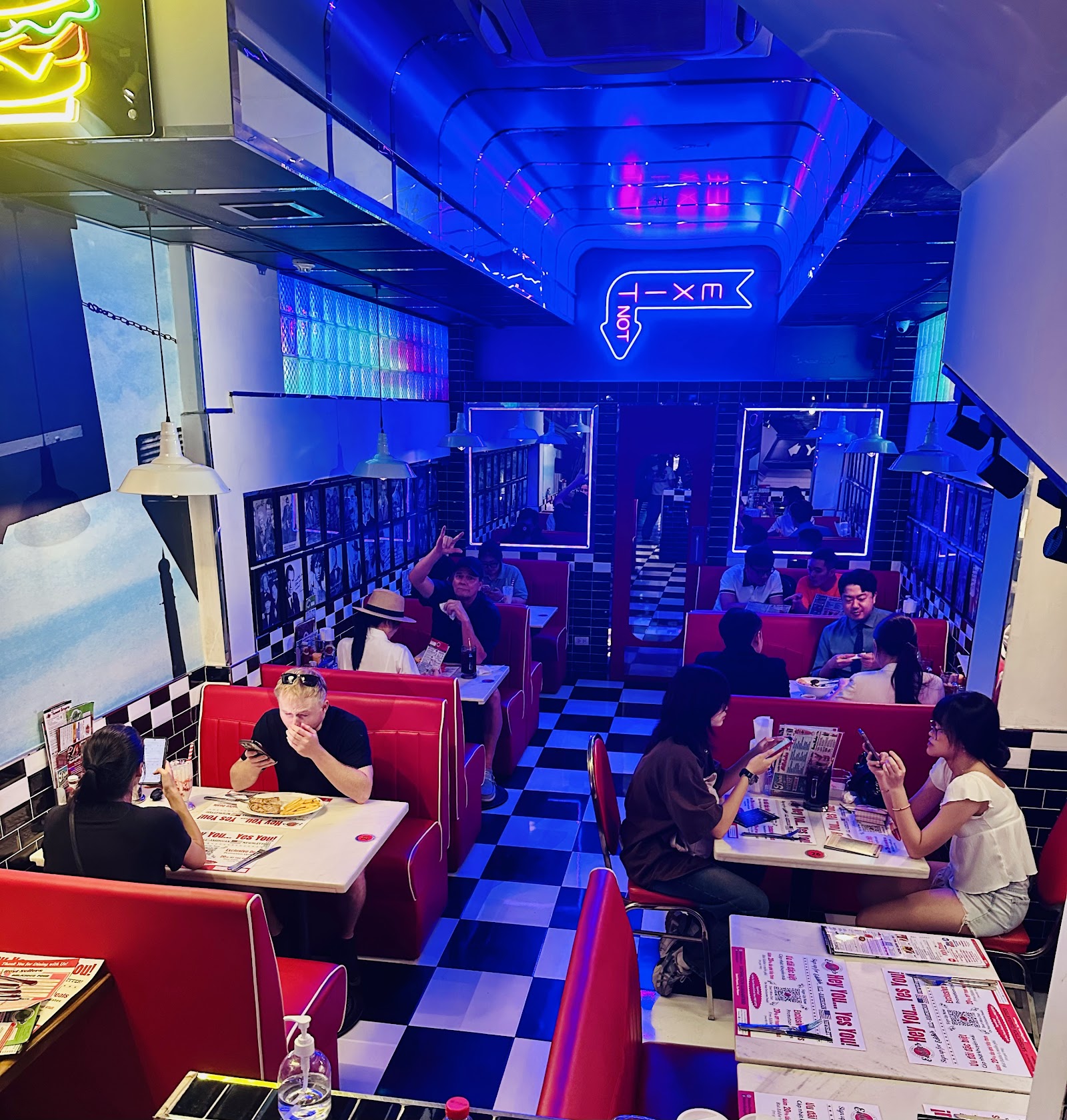 Nội thất quán về đêm dưới ánh neon