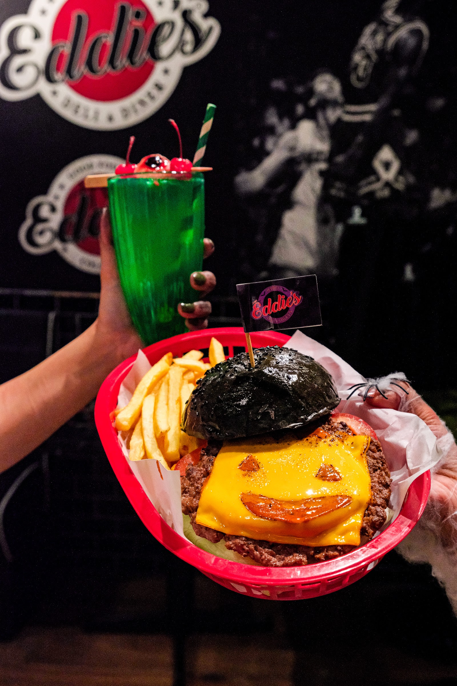 Burger phô mai bánh đen — món nổi bật nhất của quán