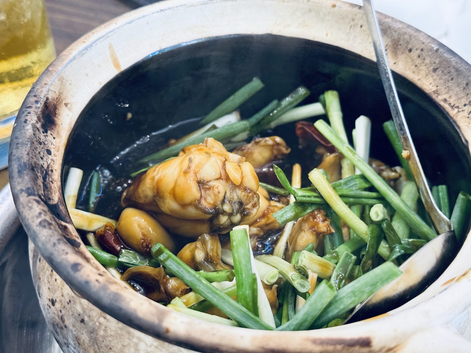Ếch kho nồi đất rắc hành lá